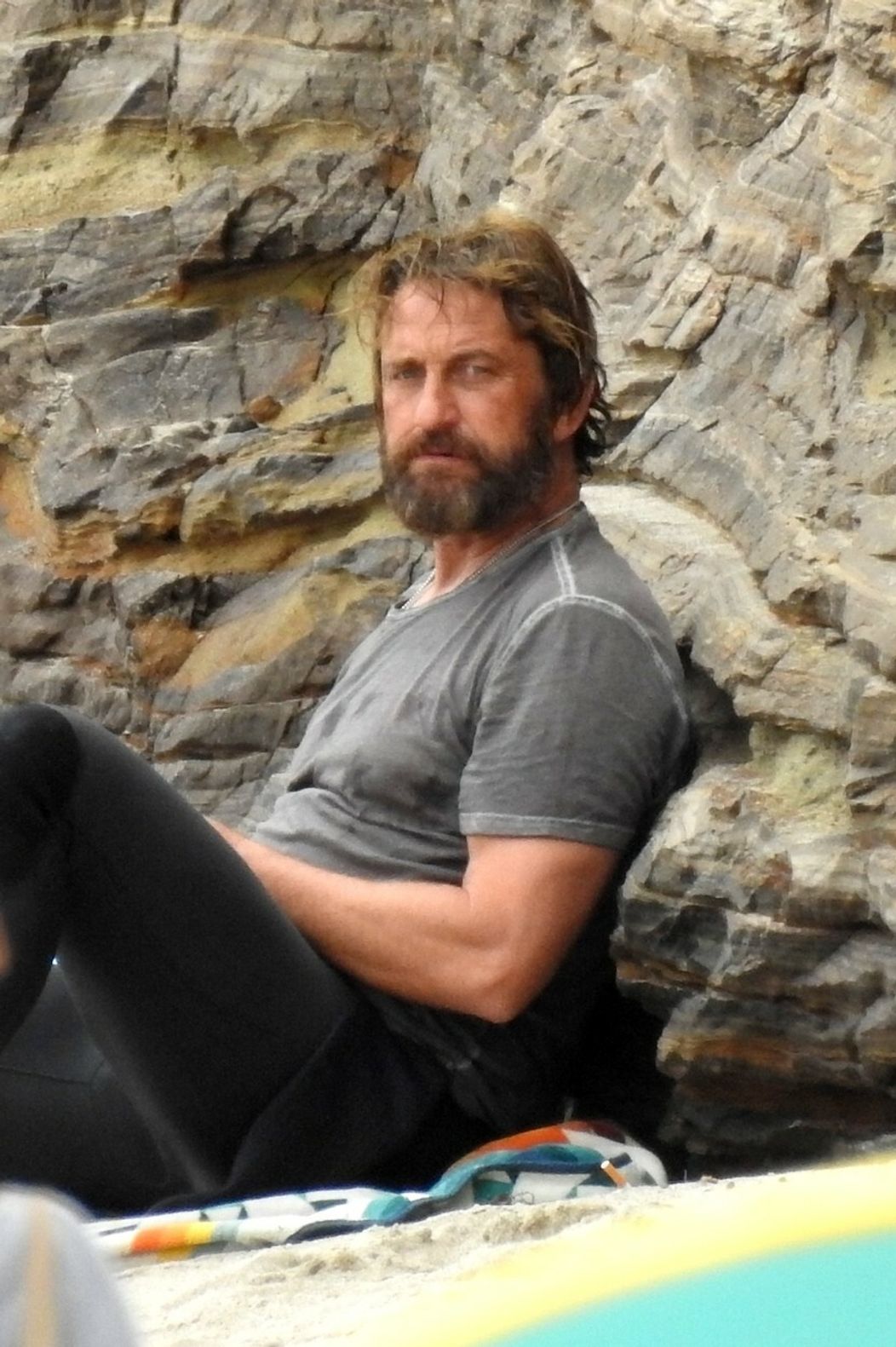Gerard Butler na pláži v Malibu
