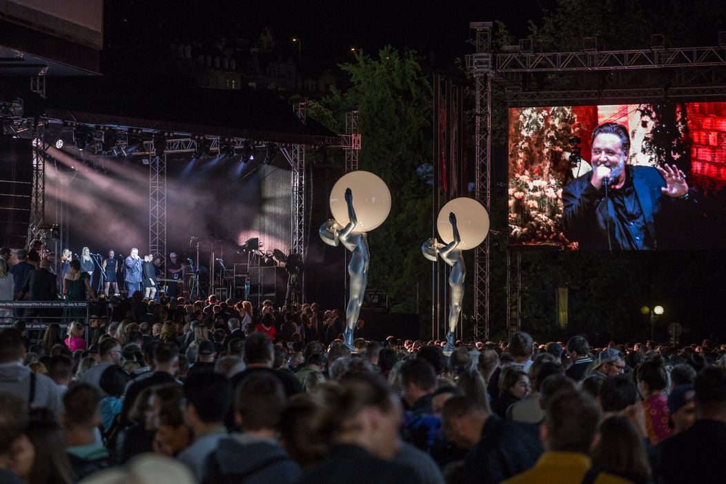 Koncert Russella Croewa s jeho kapelou Indoor Garden Party