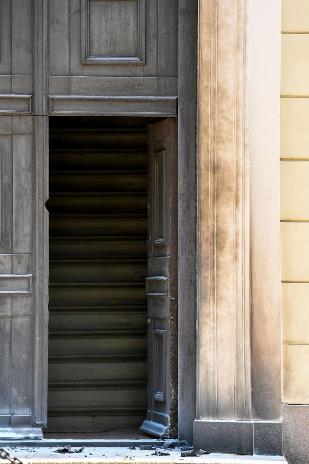 Muž na elektrickom vozíku hodil zápalné fľaše na kráľovský palác v Osle