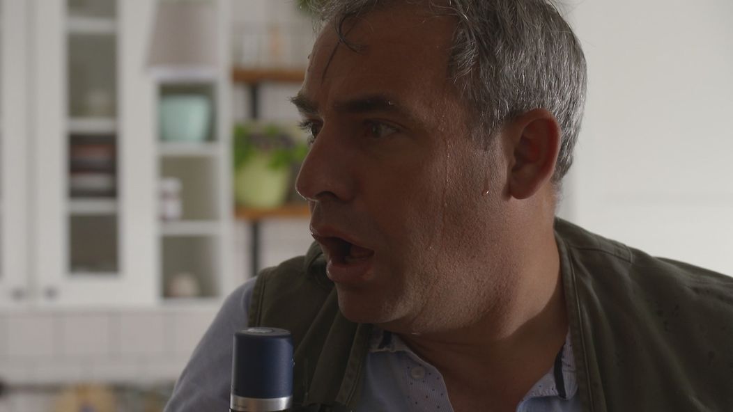 Vlado nastriekal Norovi do očí sprej proti hmyzu.