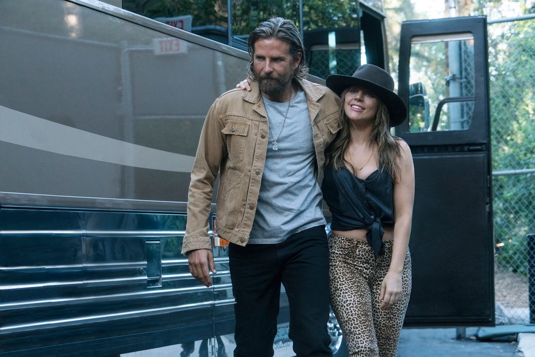 Bradley Cooper a Lady Gaga vo filme A Star Is Born