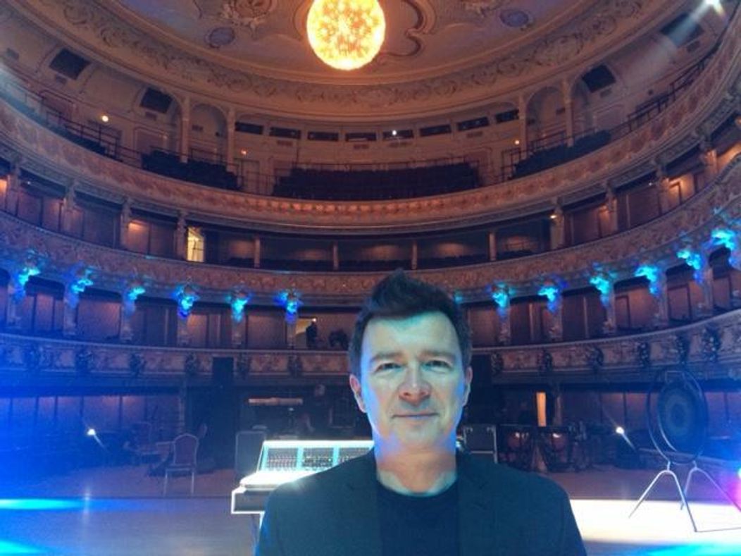 Rick Astley pred slávnostným gongom otvorenia plesovej sezóny v SND.
