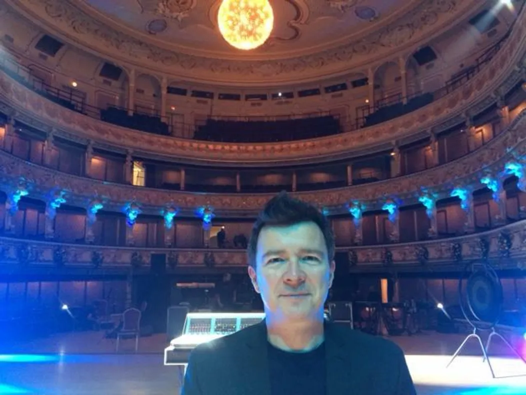 Rick Astley pred slávnostným gongom otvorenia plesovej sezóny v SND.
