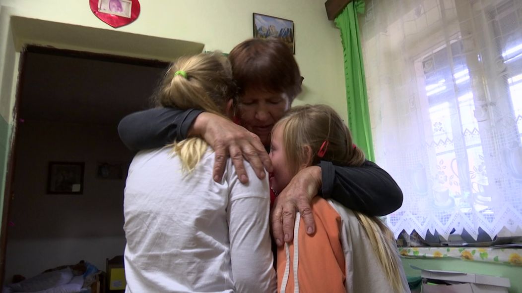 Matka ich opustila. O dievčatá sa musí starať slepý dedko a utrápená babička