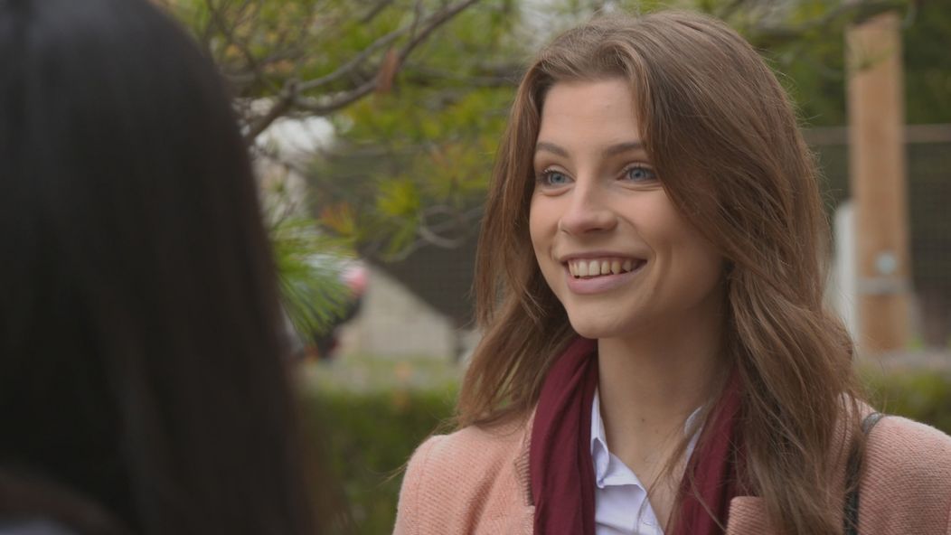 Dorka sa tvári veselo.