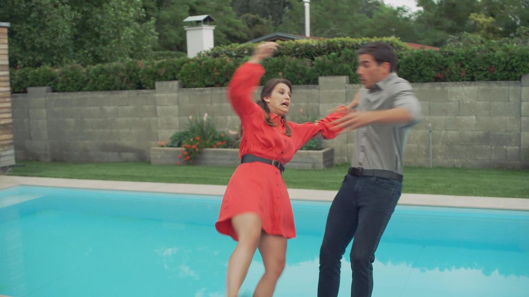 Naďa a Martin v bazéne