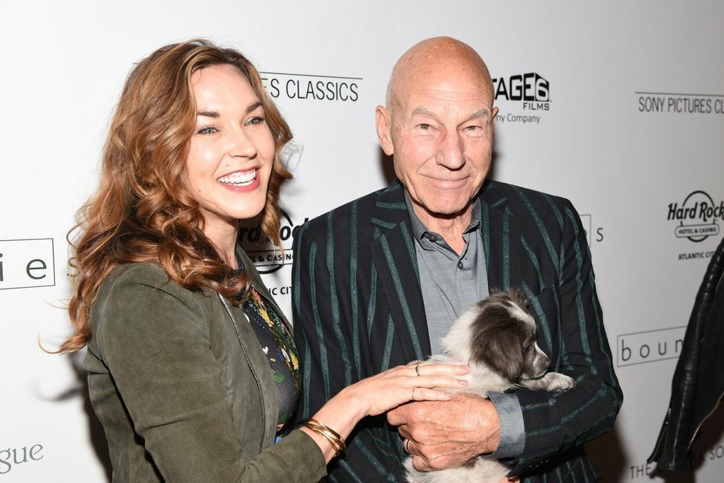 Legendárny kapitán zo StarTreku, Patrick Stewart, je vo vzťahu so Sunny Ozel. Je medzi nimi 38 ročný rozdiel.