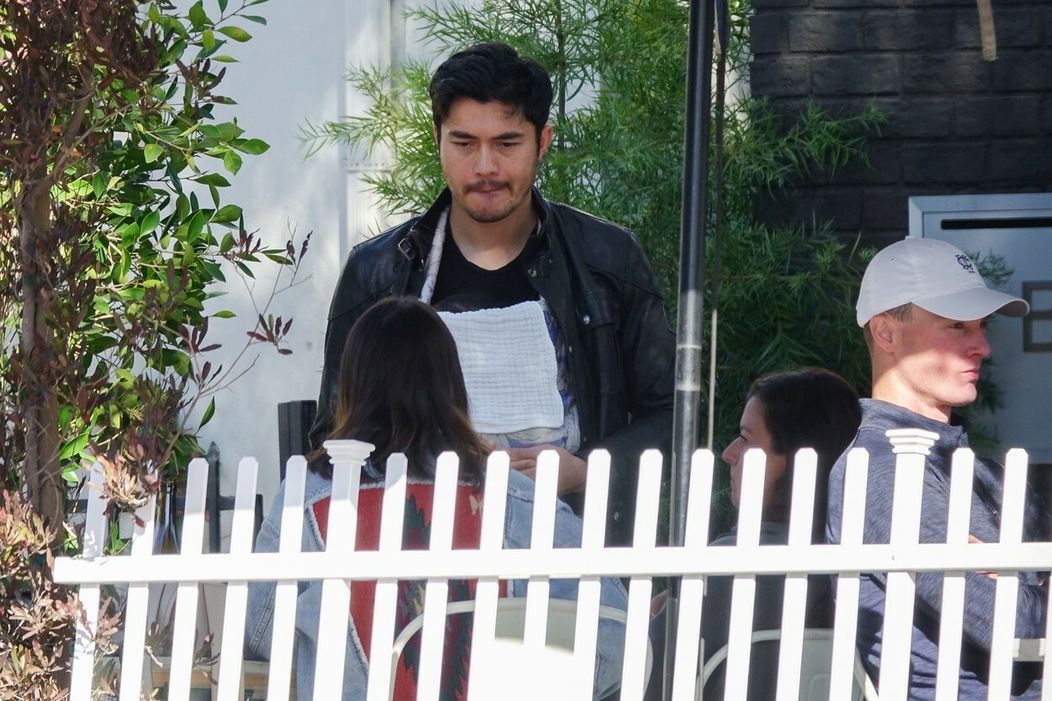 Čerstvý otecko Henry Golding