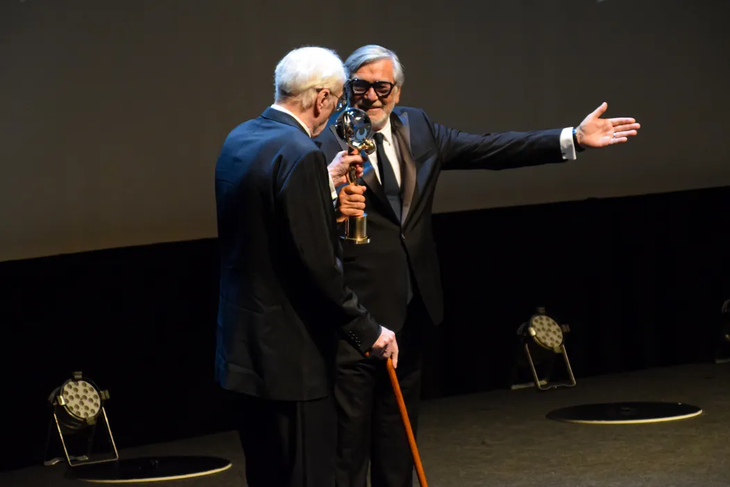 Sir Michael Caine si na 55. ročníku MFF KV prevzal Krištáľový glóbus za mimoriadny umelecký prínos do svetovej kinematografie