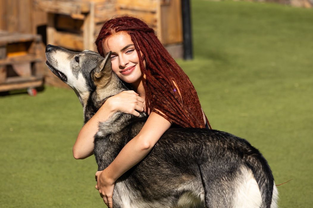 Rachel a Claude si z vily vyšli na rande.