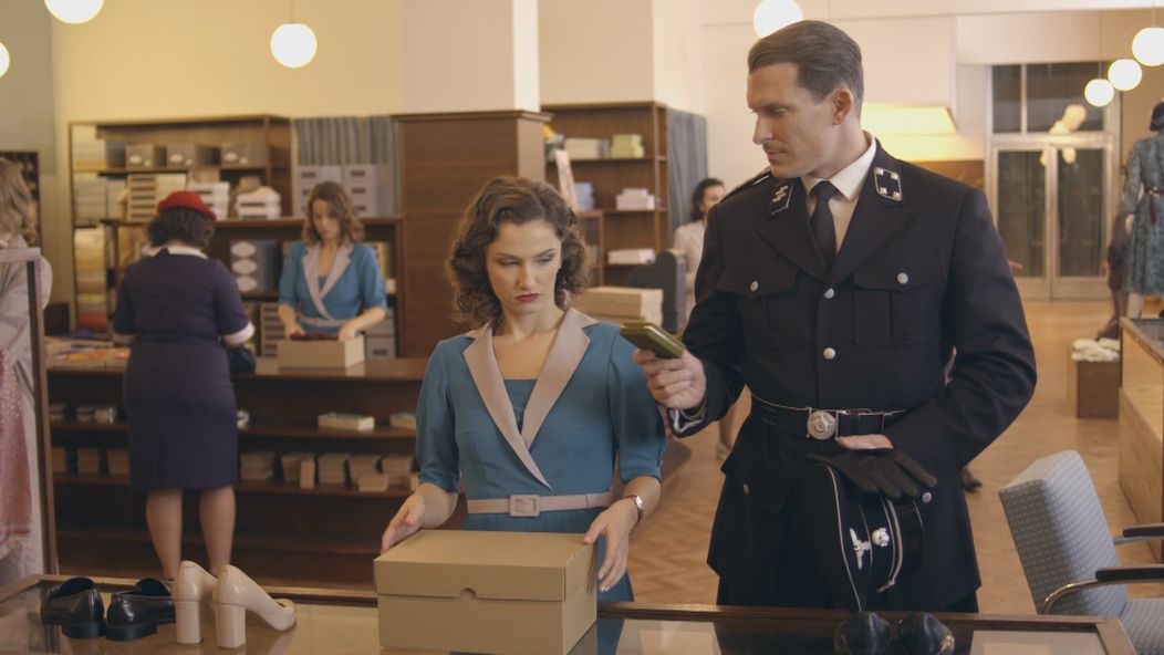 Klaus prinesie Eve darček ako odškodnenie, že si ju nevšímal v kabarete.