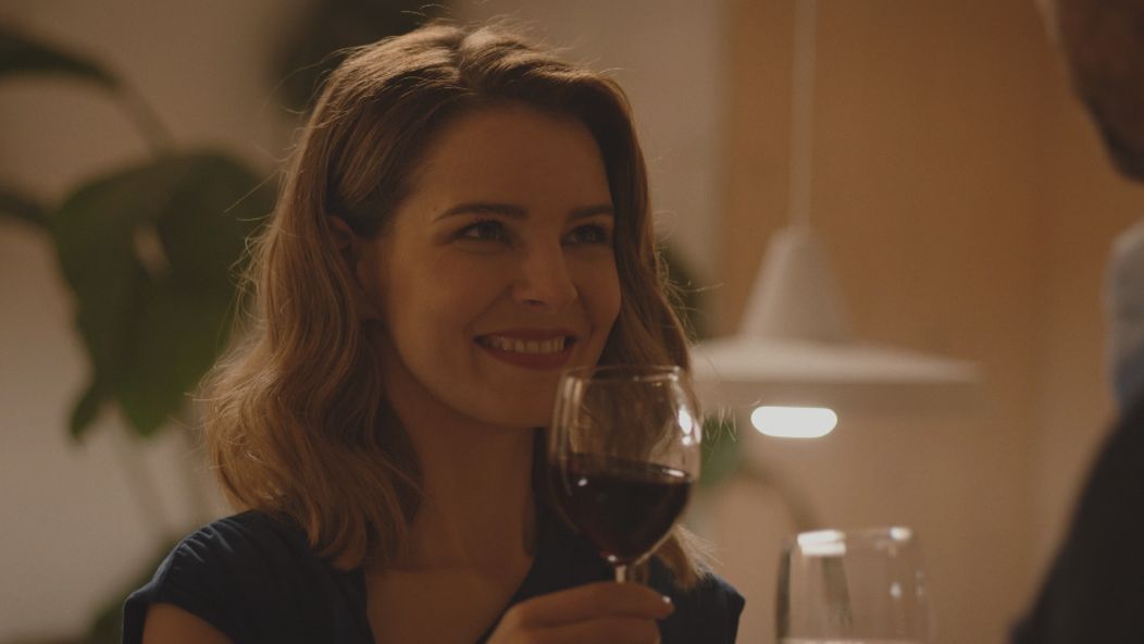 Laura vyzvala Andreja, aby na taxík počkala u neho doma.