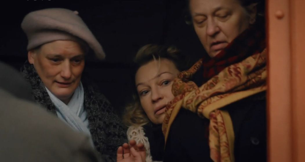 Adela sa pri pohľade na mamu odchádzajúcu v transporte zrúti.