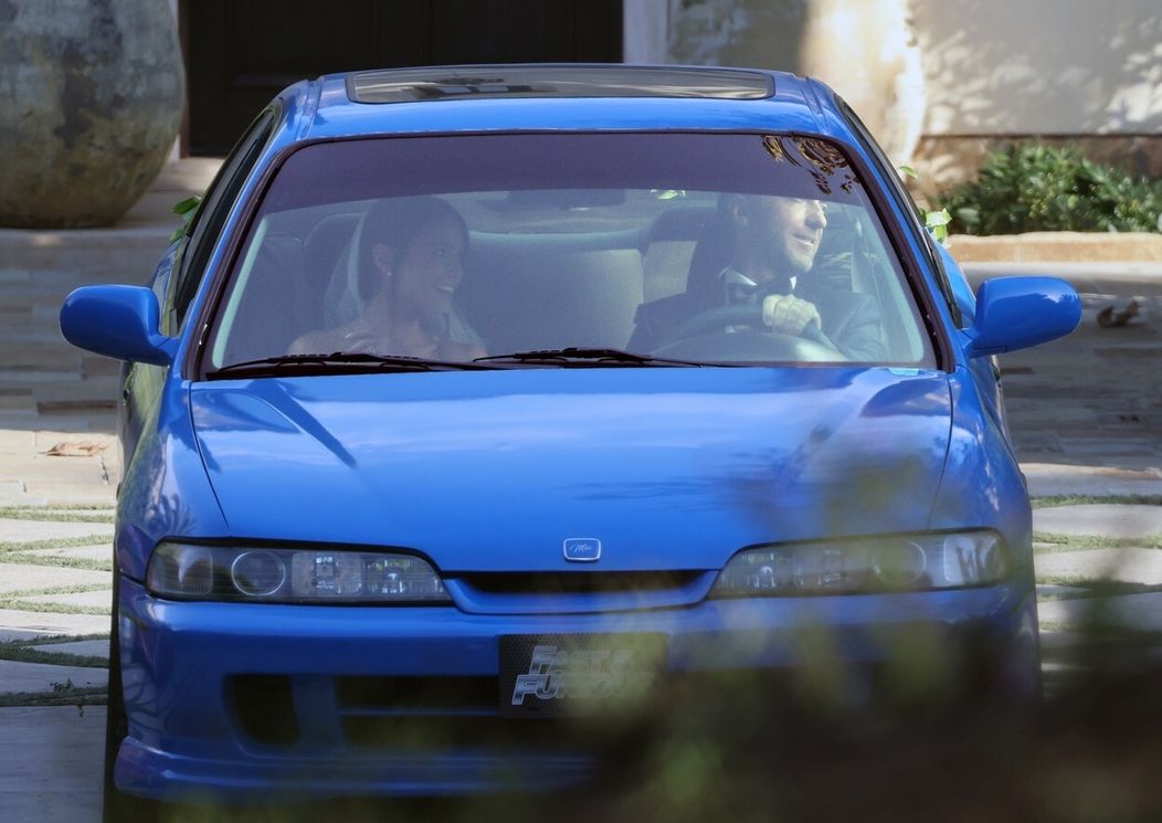 Mladomanželia sa doviezli autom, ktoré vo filme šoféroval Paul Walker.