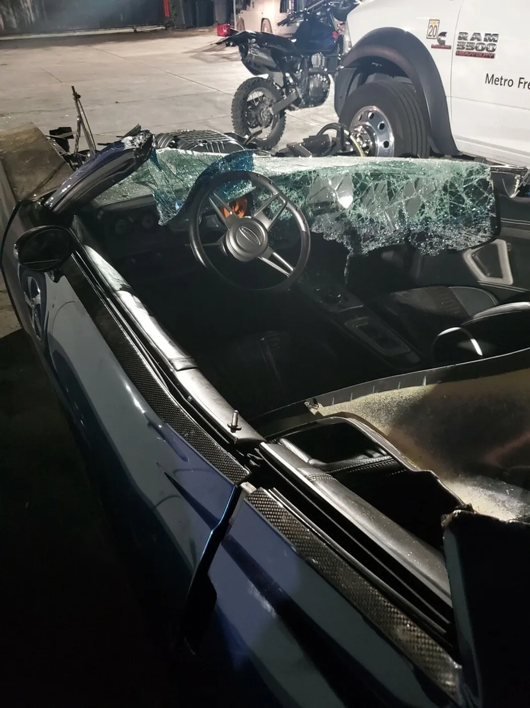 Rozmlátené auto Kevina Harta po autonehode