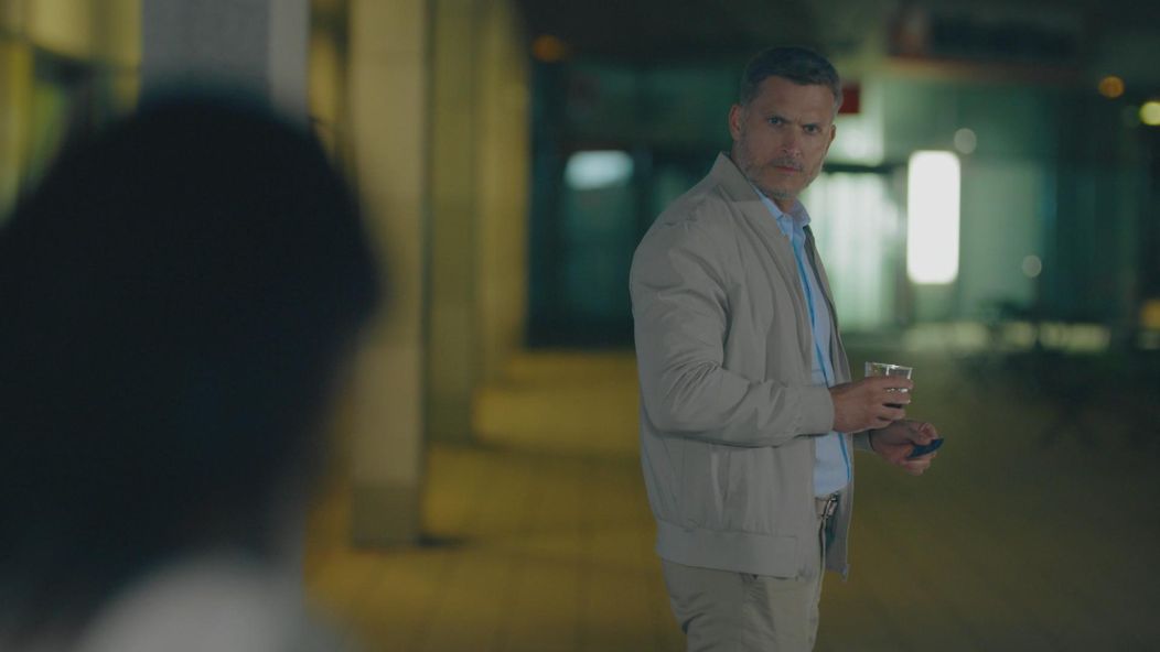 Andrej stretne ženu, ktorú vidí vo svojich spomienkach, no nevie, akú úlohu v jeho živote hrala.
