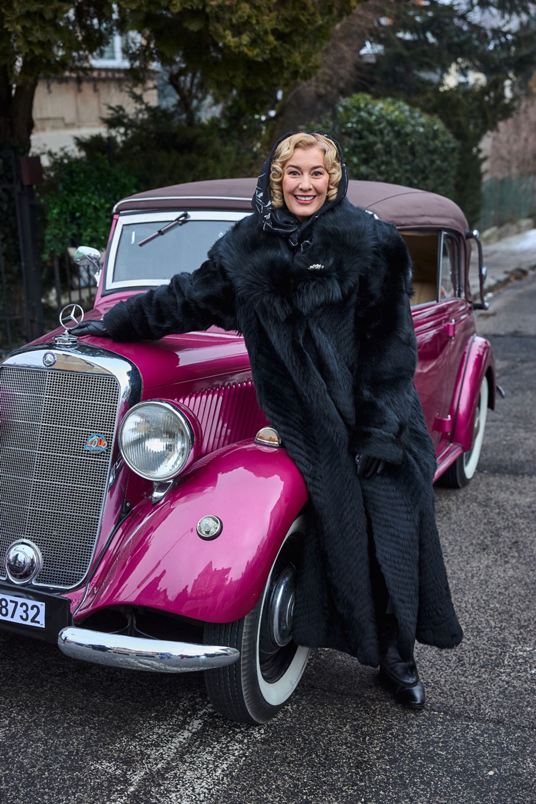 Helga dostala od Waltera ružový Mercedes.