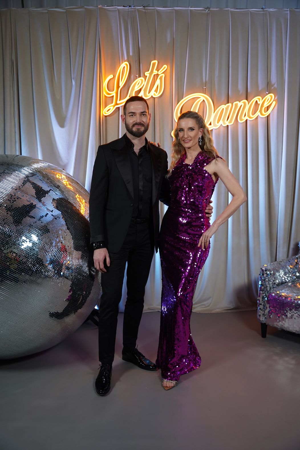 Adela Vinczeová s autorom jej šiat Lukášom Kimličkom