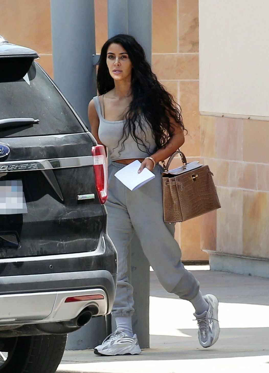 Kim Kardashian a Kanye West na odchode z nemocnice. 