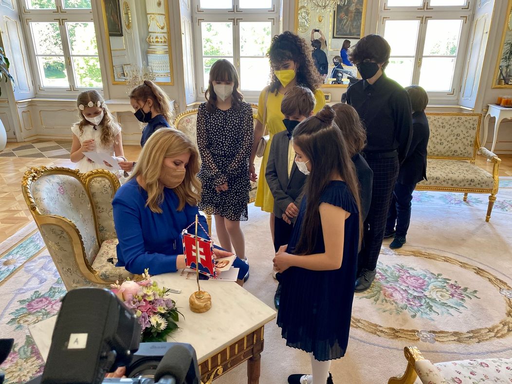 Prezidentka SR Zuzana Čaputová venovala deťom z Oteckov na pamiatku podpis.