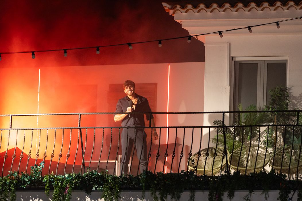 Lu sa vrátil do vily a Adriane zaspieval vlastnú pieseň.