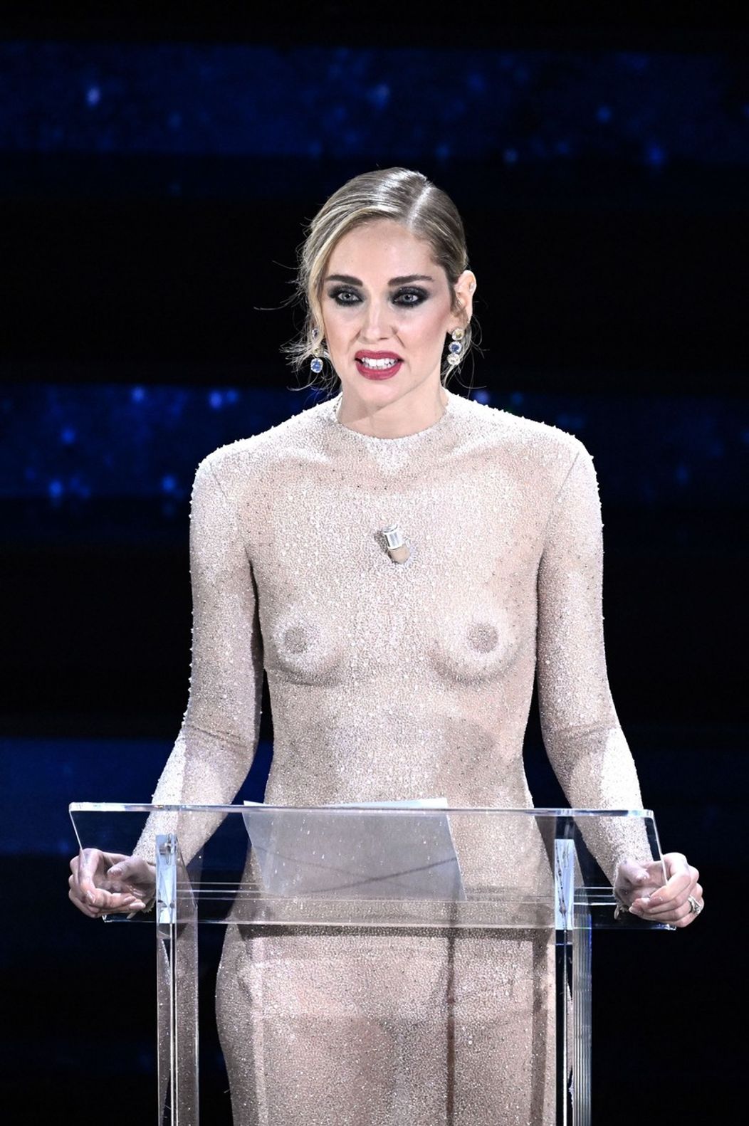 Chiara Ferragni za moderátorským pultom