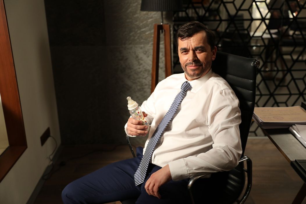 Roman Pomajbo ako právnik Alex