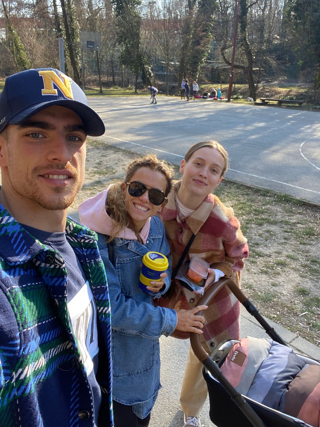 Adam Bardy s manželkou Bibi, synčekom Alanom a Dominikou Roškovou