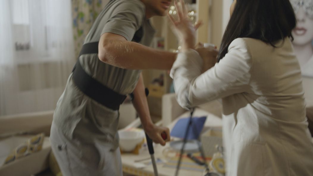 Boris je závislý na liekoch a napadol Lenku