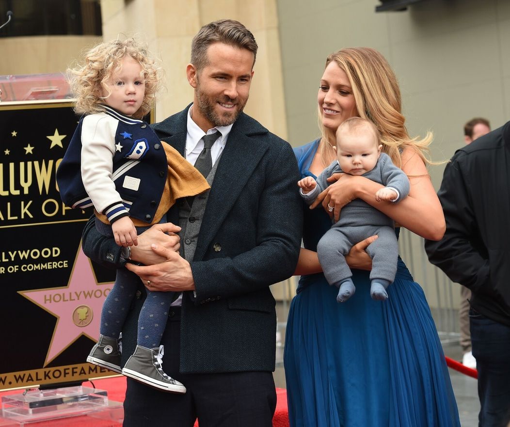 Ryan Reynolds s manželkou a dcérkami, keď dostal svoju hviezdu na hollywoodskom chodníku slávy.