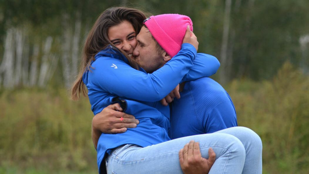 Emily na prechádzke s manželom