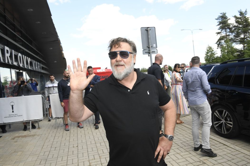 Russell Crowe je už v Karlových Varoch