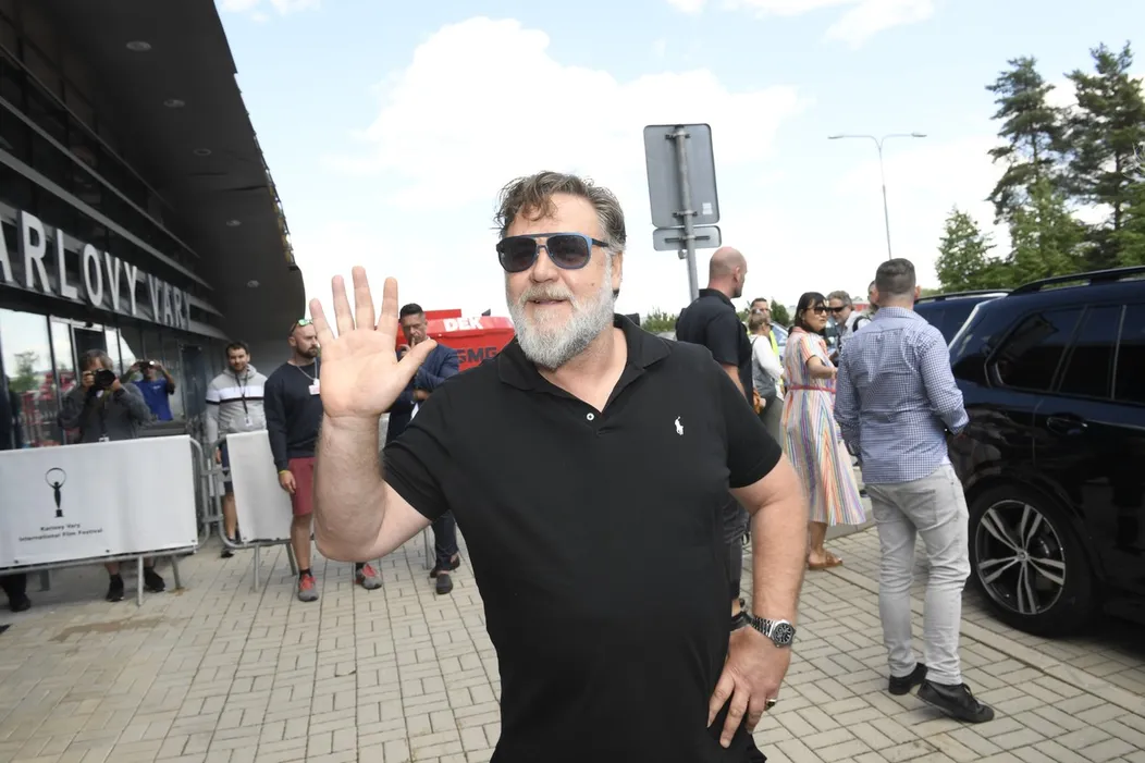Russell Crowe je už v Karlových Varoch