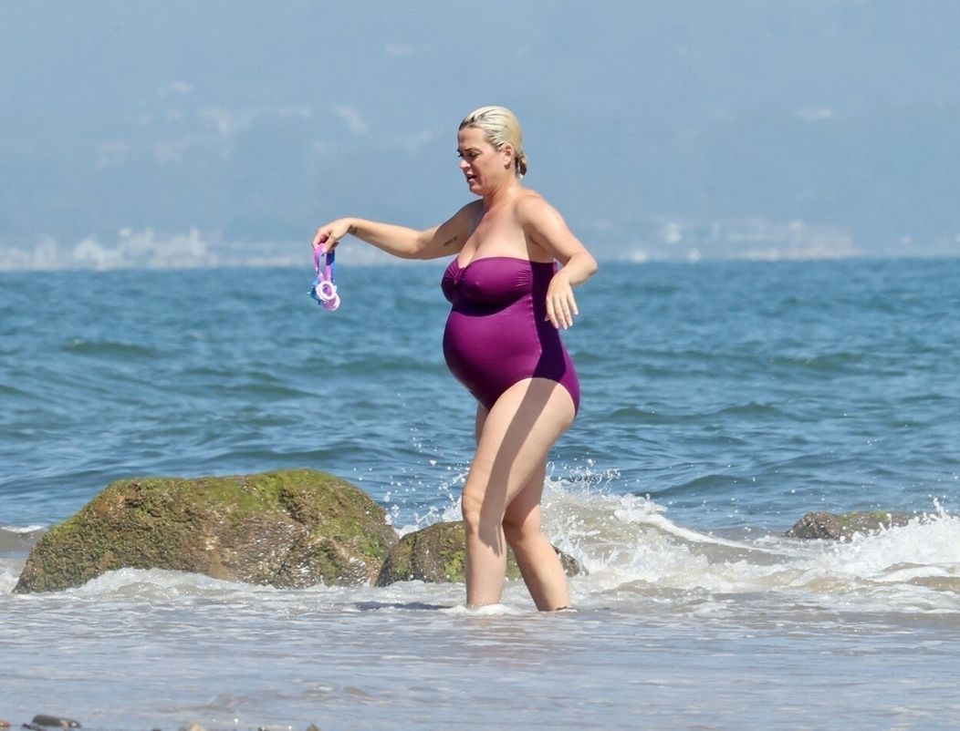 Katy Perry ukázala tehotenské bruško