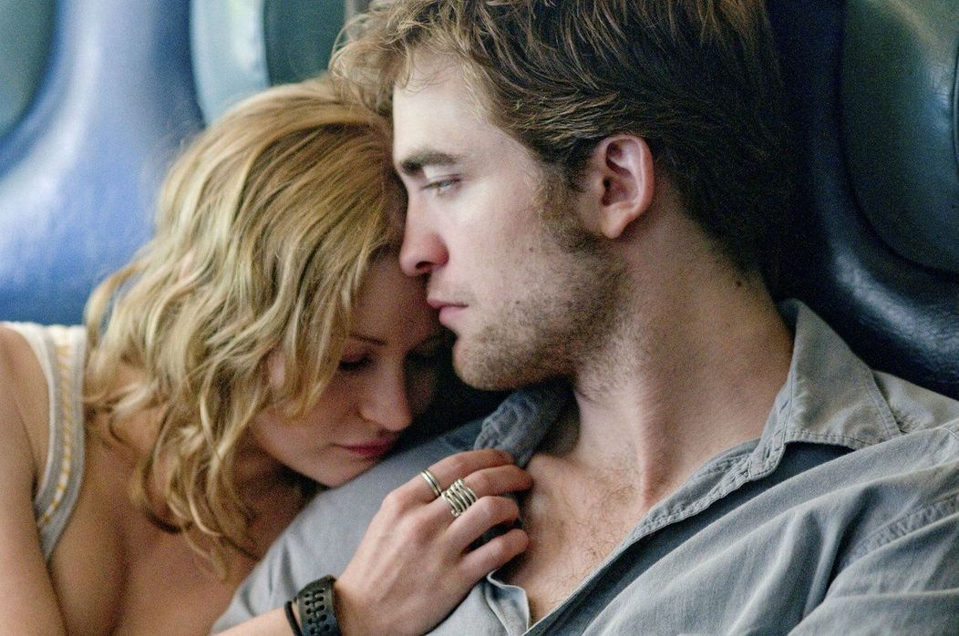 Robert Pattinson a Emilie de Ravin vo filme Nezabudni na mňa (2010)