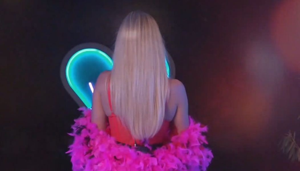 Bombshell Klára.