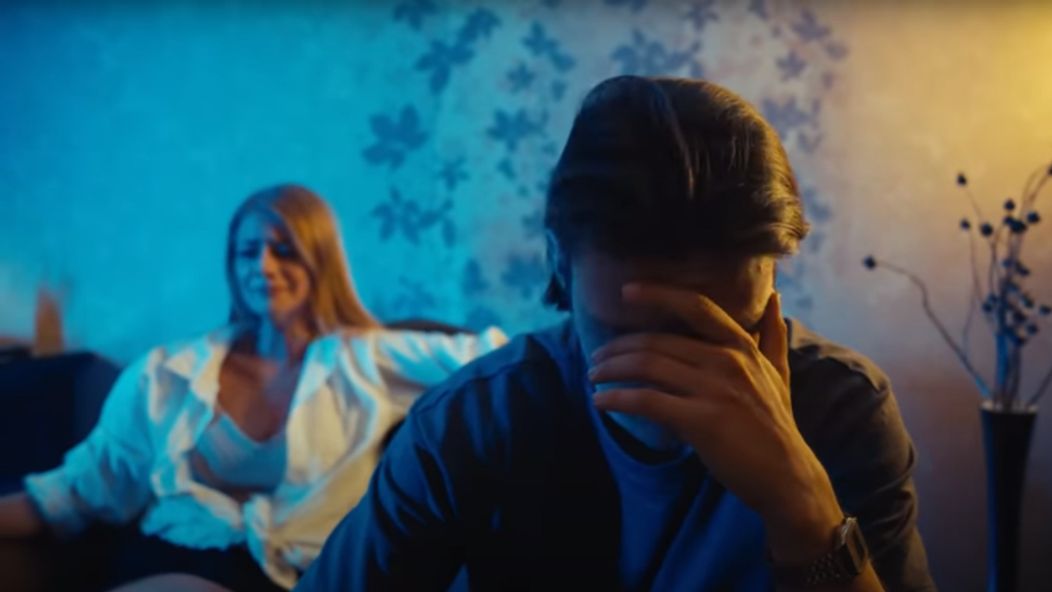 Pítr vo videoklipe k pesničke Karma