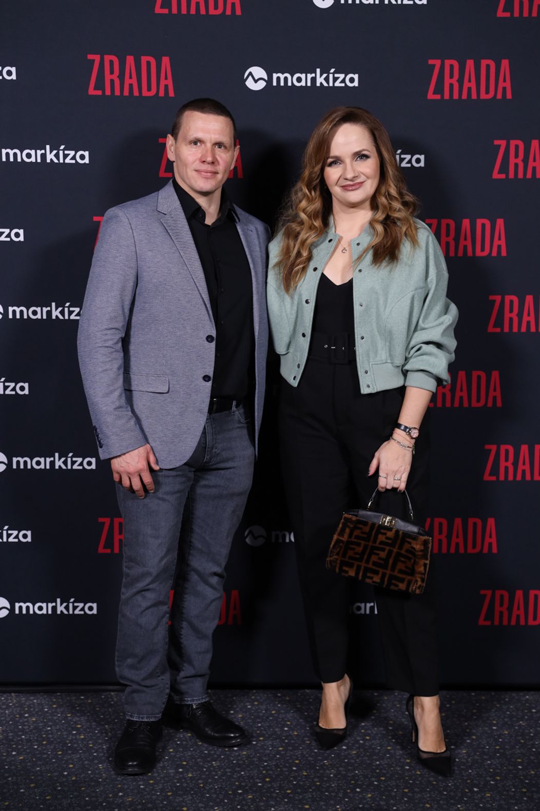 Premiéra seriálu Zrada