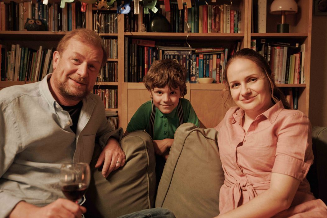 Martin Pechlát, Emanuel Bugala a Zuzana Kubovčíková Šebová vo filme Šviháci