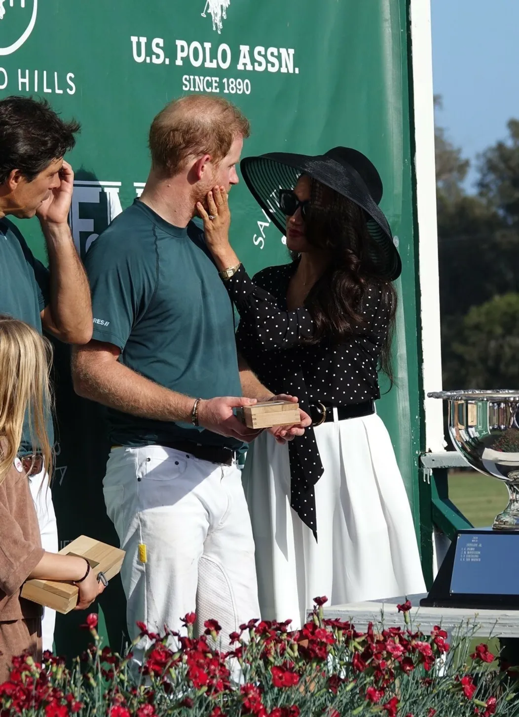 Meghan podporila princa Harryho na turnaji v póle