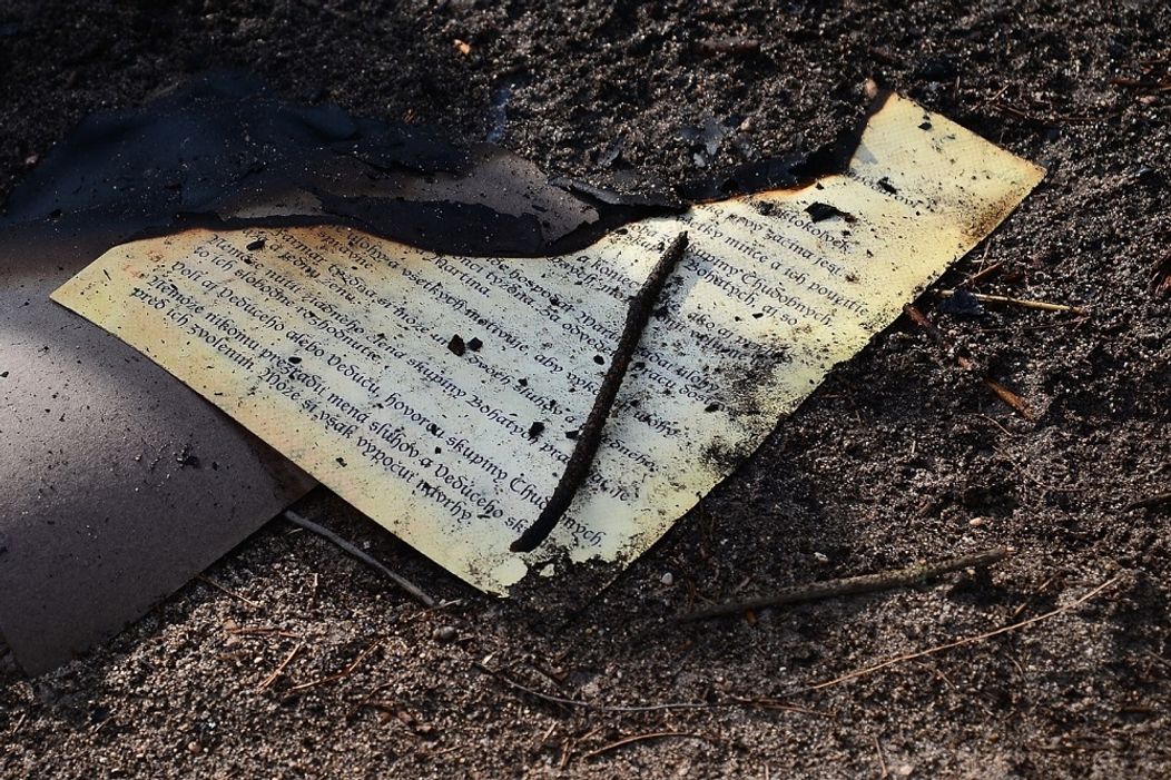 V plameňoch skončili aj staré pravidlá