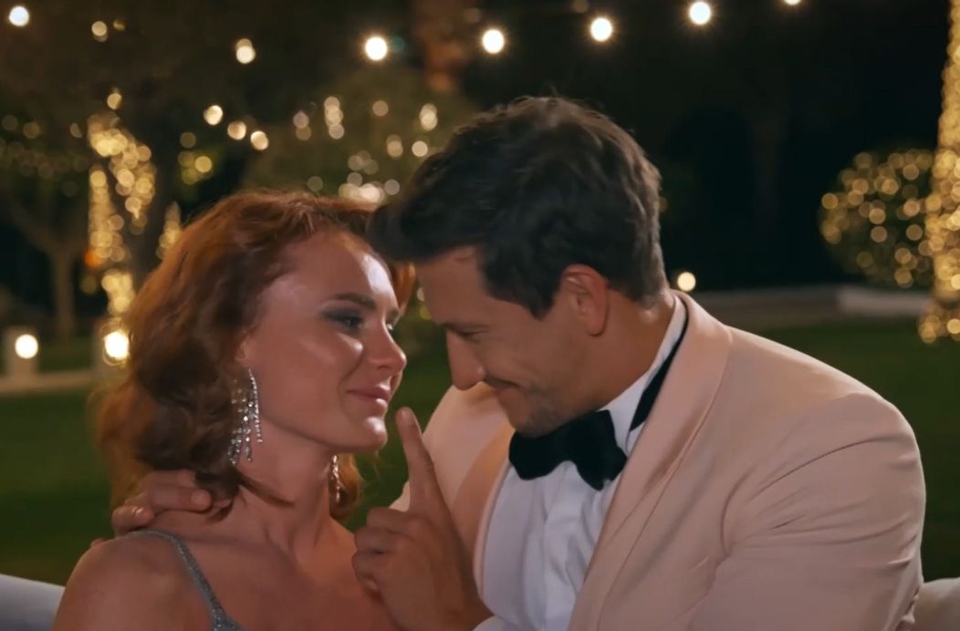 Z vášnivého bozku od Mary stratil Jan reč