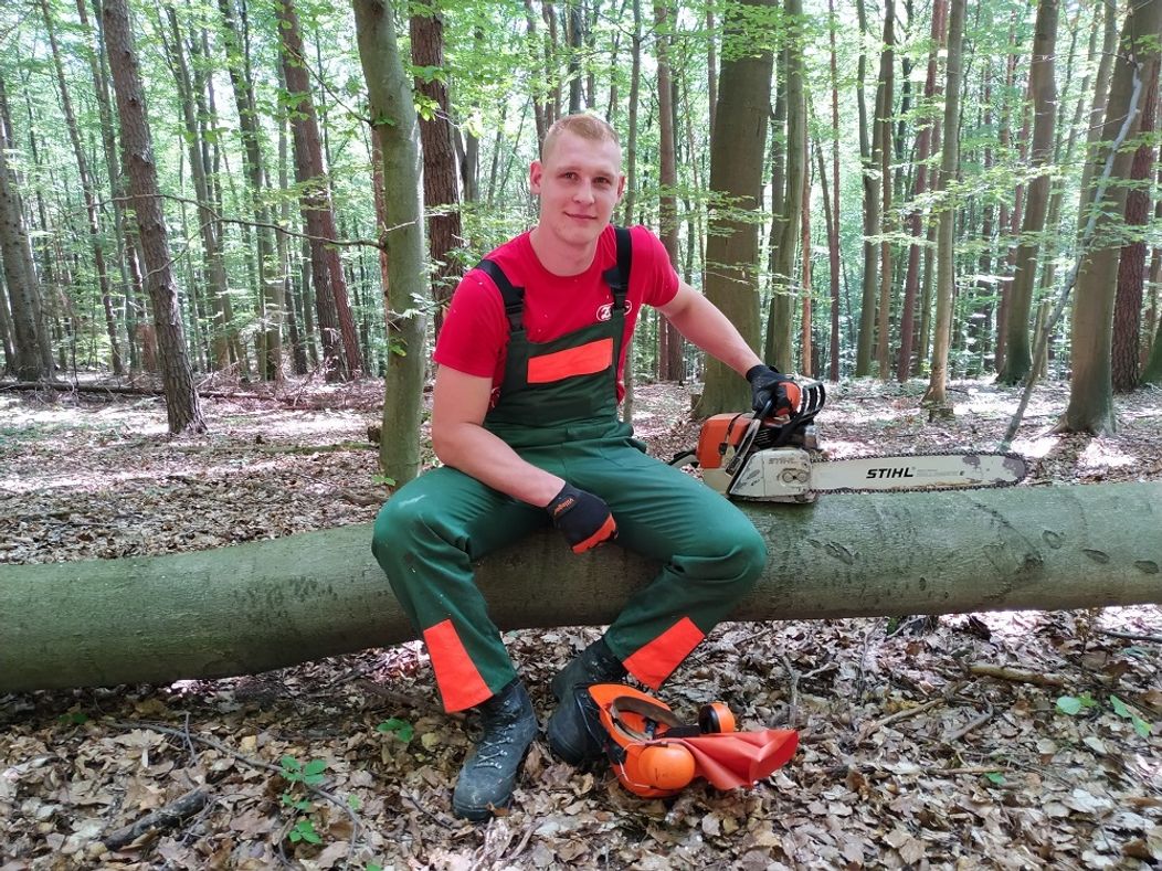 Hoci častejšie drevo zváža, šikovne vie narábať aj s motorovou pílou