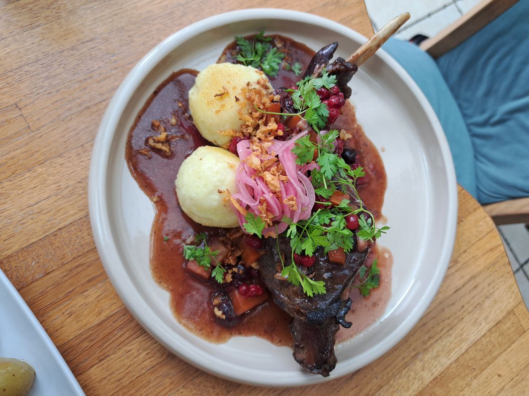 S Radkom Urbanyakom na obede v poľovníckej reštaurácii Silvanus