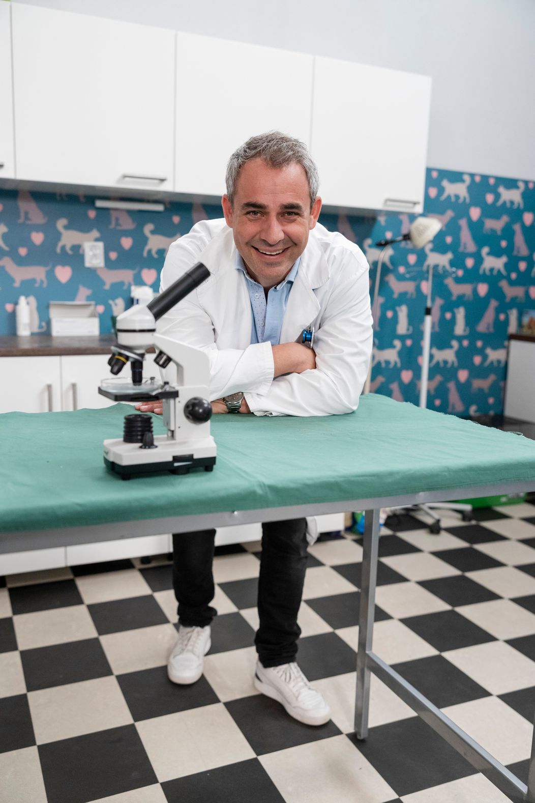 Z Vlada je veterinár.