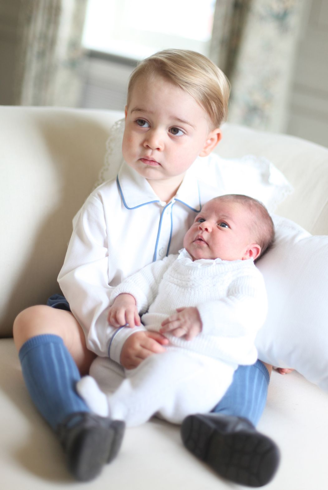 Na snímke z 6. júna 2015 drží 2-ročný princ George malú sestru Charlotte. 