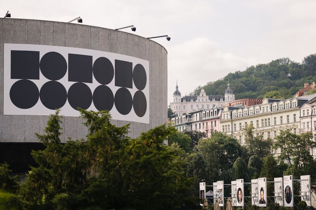 58. MFF KV - červený koberec