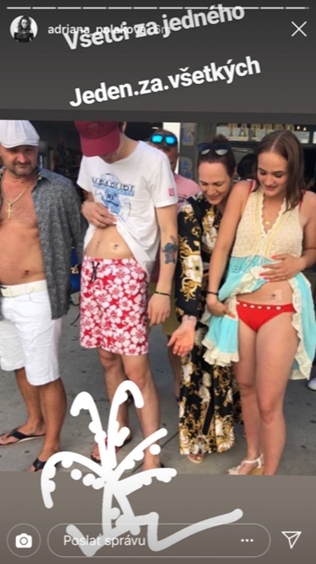 Caner Cindoruk s novým imidžom s priateľkou a hereckým kolegom