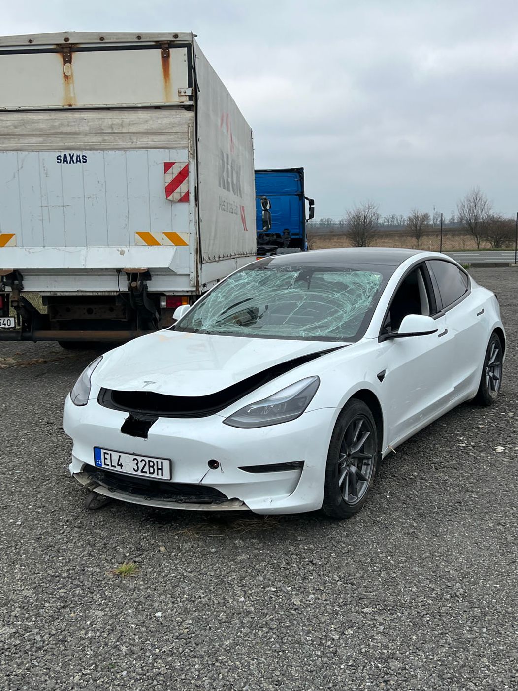 Mirov elektromobil skončil v rybníku, momentálne je v takomto stave