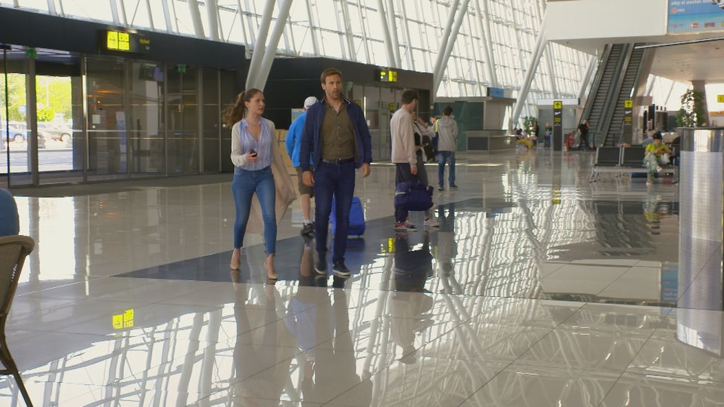 Gréta a Tomáš idú na letisko hľadať dievčatá.